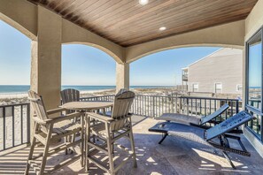Outdoor dining - Luxurious Gulf-front home w direct beach access, close to shops & dining (Gulf Shores)
