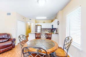 Dining - Gulf front getaway w/ panoramic beach views & a shared, heated pool (Gulf Shores)