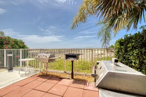 Outdoor dining - Gulf front getaway w/ panoramic beach views & a shared, heated pool (Gulf Shores)