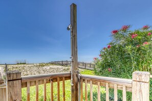 Property grounds - Gulf front getaway w/ panoramic beach views & a shared, heated pool (Gulf Shores)