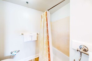 Douche, sèche-cheveux, serviettes fournies