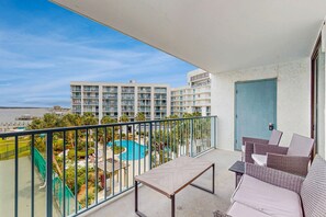 Property grounds - Bright Condo w Lagoon View & Shared Pools, Hot Tub, Tennis, & Beach Access (Gulf Shores)
