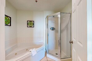 Shower, towels - Gulf-front condo w/ 2 pools, sauna, hot tubs, fitness center & stunning views (Gulf Shores)