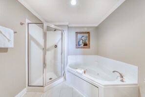 Shower, towels - Gulf-front condo w/ private balcony & shared pools, hot tubs & gym (Gulf Shores)