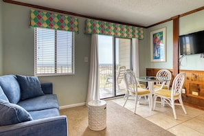 TV, DVD player - Waterfront getaway with beach view, shared pools & sports courts (Fort Morgan)