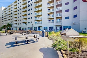Outdoor dining - Ocean-view condo near the beach with indoor pool, gym, & basketball (Fort Morgan)