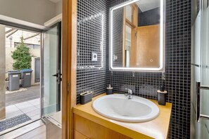 Dusche, Haartrockner, Handtücher