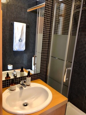 Unclassified image, 4 of 31, button - Annex Bedroom – Oporto Garden (Porto)