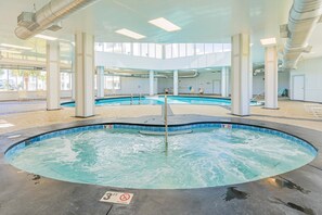 Ein Hallenbad mit klarem Wasser, einem Sprungverbotsschild und einer Tiefenmarkierung von 3 Metern.