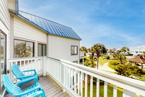 Property grounds - Colorful, lofty condo with balcony, beach access, pools, hot tubs & tennis (Fort Morgan)