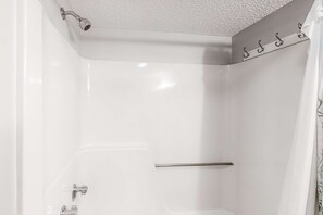 Shower, towels - Colorful, lofty condo with balcony, beach access, pools, hot tubs & tennis (Fort Morgan)