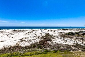 On the beach - Colorful, lofty condo with balcony, beach access, pools, hot tubs & tennis (Fort Morgan)