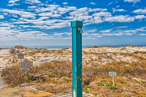 On the beach - Sixth-Floor, Gulf View Condo w Balcony, WiFi & Resort Pools Hot Tubs Tennis (Fort Morgan)