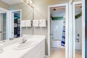 Douche, sèche-cheveux, serviettes fournies