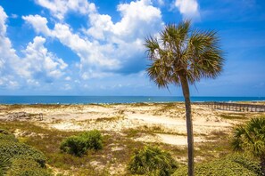 On the beach - Condo Steps from the Sand with Balcony, Resort Pools, Central AC, & WiFi (Fort Morgan)
