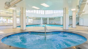 Piscina interna com água cristalina, marcação de profundidade de 90 centímetros e placa de proibição de mergulho.