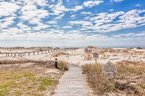 On the beach - Gulf View Condo w Balcony, WiFi, AC & Shared Pools, Hot Tubs, Tennis, Gym (Fort Morgan)