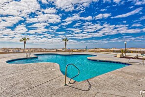 Pool - Gulf View Condo w Balcony, WiFi, AC & Shared Pools, Hot Tubs, Tennis, Gym (Fort Morgan)
