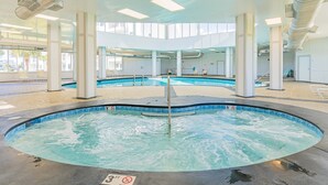 Ein Hallenbad mit klarem Wasser, einem Sprungverbotsschild und einer Tiefenmarkierung von 3 Metern.