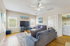TV, DVD player - Gorgeous cottage with great amenties (Fort Morgan)