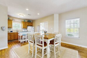 Dining - Gorgeous cottage with great amenties (Fort Morgan)