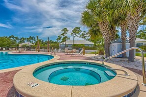 Pool - Gorgeous cottage with great amenties (Fort Morgan)