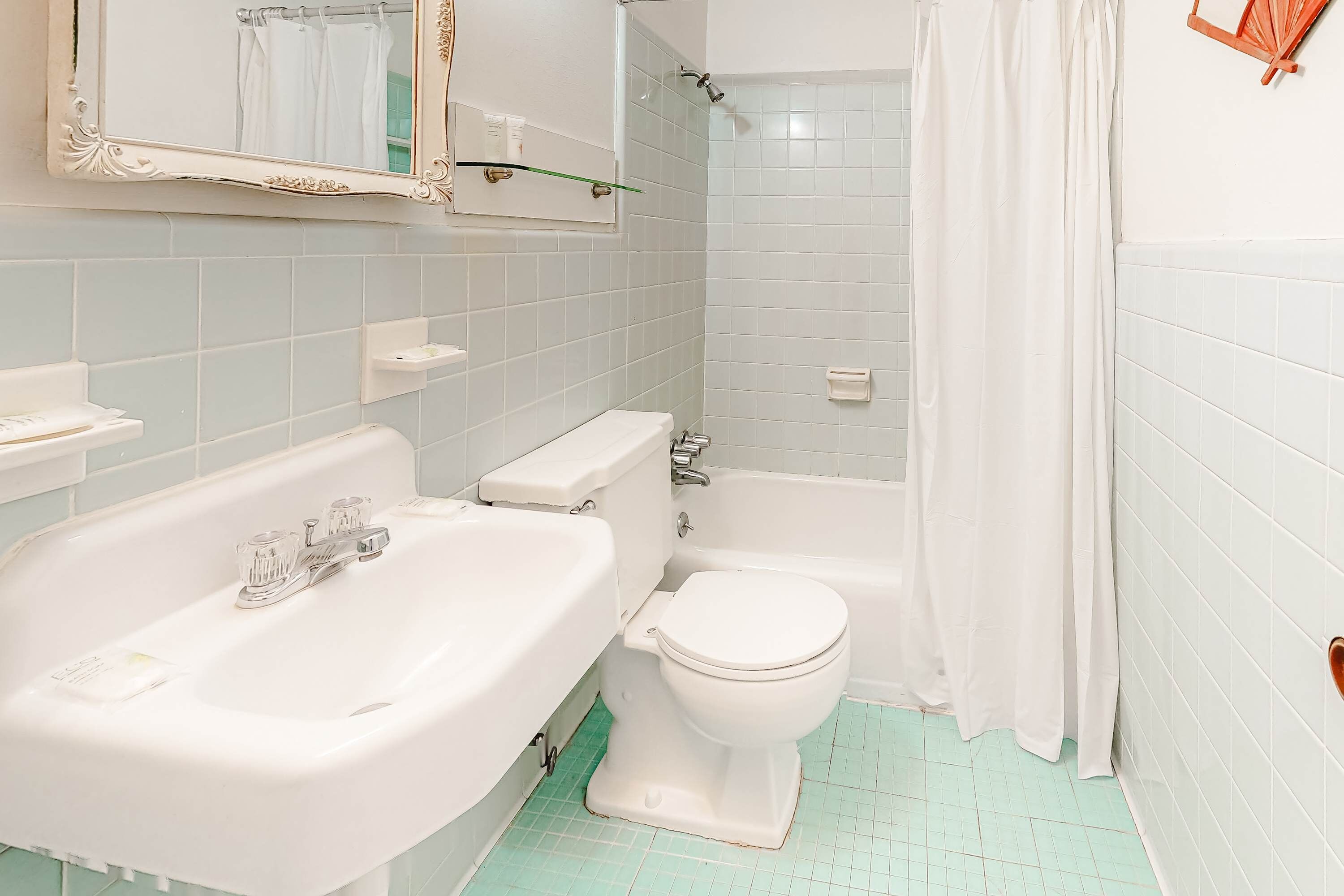 Ein Badezimmer mit Waschbecken, Toilette und Badewanne.