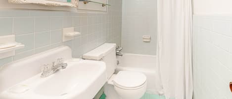 Ein Badezimmer mit Waschbecken, Toilette und Badewanne.