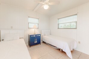 3 bedrooms, Internet, bed sheets - Beachfront home with furnished deck, great location, & WiFi (Fort Morgan)