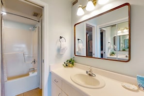 Shower, hair dryer, towels - Gulf-view condo in beachfront building with pools, hot tub & tennis (Fort Morgan)