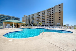 Pool - Gulf-view condo in beachfront building with pools, hot tub & tennis (Fort Morgan)