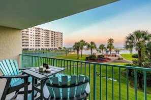 Outdoor dining - Gulf-view condo in beachfront building with pools, hot tub & tennis (Fort Morgan)