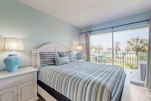 2 bedrooms, iron/ironing board, Internet, bed sheets - Gulf-view condo in beachfront building with pools, hot tub & tennis (Fort Morgan)
