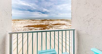 Beachfront condo at Plantation Dunes w/balcony, pools, gym & sauna
