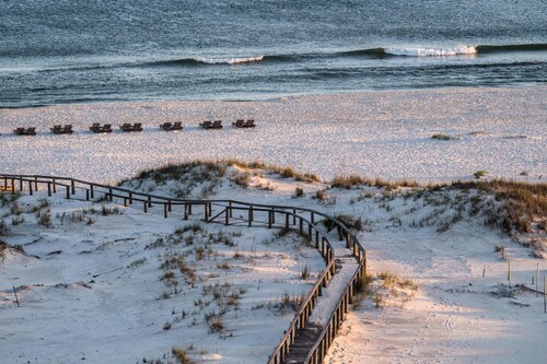 Beachfront condo at Plantation Dunes w/balcony, pools, gym & sauna