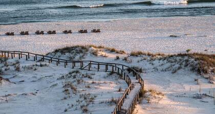 Beachfront condo at Plantation Dunes w/balcony, pools, gym & sauna
