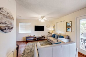 TV, DVD player, offices - Gulf view home with two-level deck, beach access & shared pools, hot tub, gym (Fort Morgan)