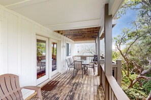 Outdoor dining - Gulf view home with two-level deck, beach access & shared pools, hot tub, gym (Fort Morgan)