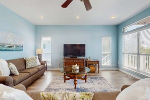 TV - Charming cottage with deck, beach access, pools, and hot tub (Fort Morgan)