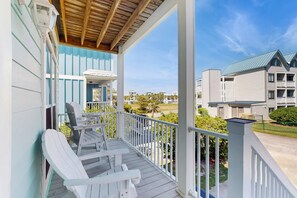 Property grounds - Charming cottage with deck, beach access, pools, and hot tub (Fort Morgan)