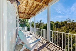Terrace/patio - Charming cottage with deck, beach access, pools, and hot tub (Fort Morgan)