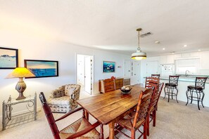 Dining - Delightful, Dog-Friendly Gulf Front Beach House w a Furnished Deck, Free WiFi, Central AC (Fort Morgan)