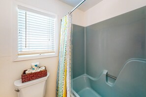 Shower, towels - Delightful, Dog-Friendly Gulf Front Beach House w a Furnished Deck, Free WiFi, Central AC (Fort Morgan)