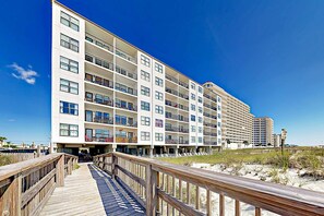 Property grounds - Waterfront condo with a full kitchen, pool, & beach access (Gulf Shores)
