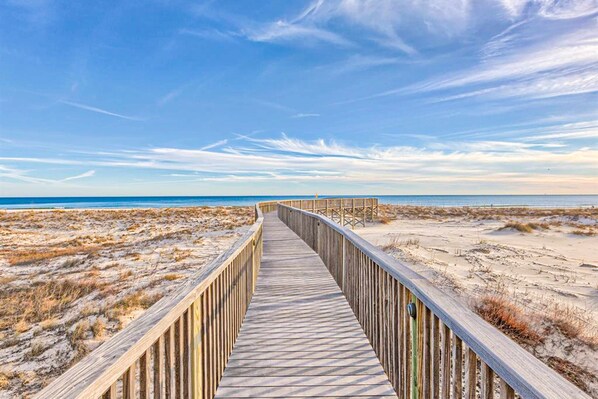 On the beach - Gulffront Condo W Furnished Deck, Beach Access, Fast WiFi & Shared Pool Hot Tub (Fort Morgan)