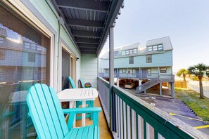 Terrace/patio - Stunning water-view condo with pool - steps away from the beach (Gulf Shores)