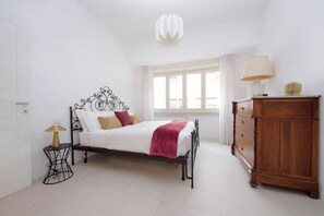 A bedroom with a bed, a dresser, a lamp, and a window. - Welcome in Vatican vista apartment with Balcony (Roma)