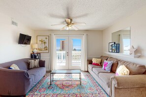 TV - Top-floor condo with pool & great views - close to the beach (Gulf Shores)