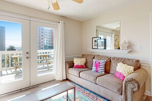 TV - Top-floor condo with pool & great views - close to the beach (Gulf Shores)