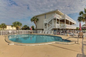 Pool - Top-floor condo with pool & great views - close to the beach (Gulf Shores)